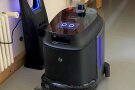Reinigungsroboter reinigt selbstständig einen Raum