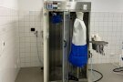 Ein industrielle Bügelmaschine in der Wäscherei der Fachakademie Triesdorf