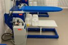 Ein industrielles Bügelbrett in der Wäscherei der Fachakademie Triesdorf