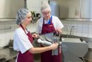 Zwei junge Frauen an einem industriellen Küchengerät