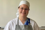 Porträtbild der Ehemaligen Helene Priller in Küchenkleidung
