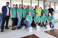 Gruppenbild der Studierenden des 3. Schuljahres bei einem Reinigungsmittel-Hersteller