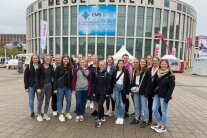 Gruppenbild der Studierenden des dritten Schuljahres der Fachakademie vor der Messe Berlin.