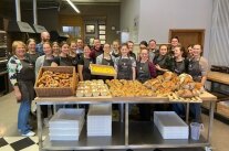 Studierende der Fachakademie vor selbstgebackenem Kleingebäck, Brot und Nudeln