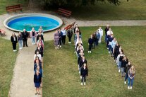 Studierende, Mitarbeitende und Lehrkräfte bilden eine 111 im Hof des Weißen Schlosses