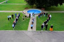 Studierende der Fachakademie bilden mit dem Team der Fachakademie eine 112 im Schlosshof.
