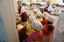 Vorschulkinder der Kita Arberg in der Schulküche der Fachakademie