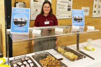 Studierende der Fachakademie bedient an einem Nachtisch-Buffet mit Brownies und Kuchen.