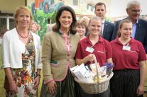 Gruppenbild: Ministerin mit Studentinnen der FAK und Schulleiterin Judith Regler-Keitel