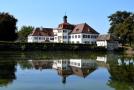 Fachakademie spiegelt sich im Wasser