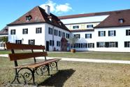 Bank im Innenhof der Fachakademie