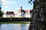 Fachakademie verschwommen hinter Baum