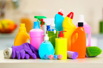 Verschiedene Reinigungsflaschen in verschiedenen Farben.